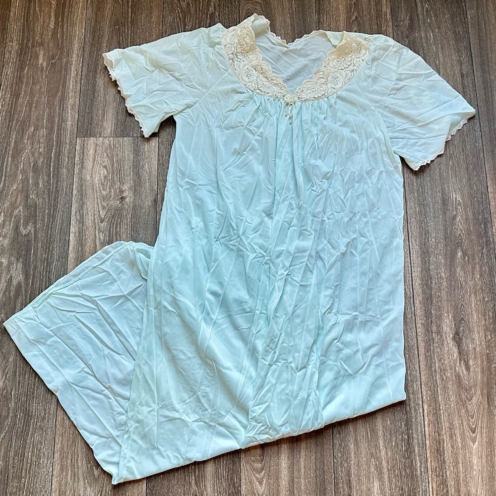 Vintage Shadowline Womens Size Medium Embroidered Slip Nightgown